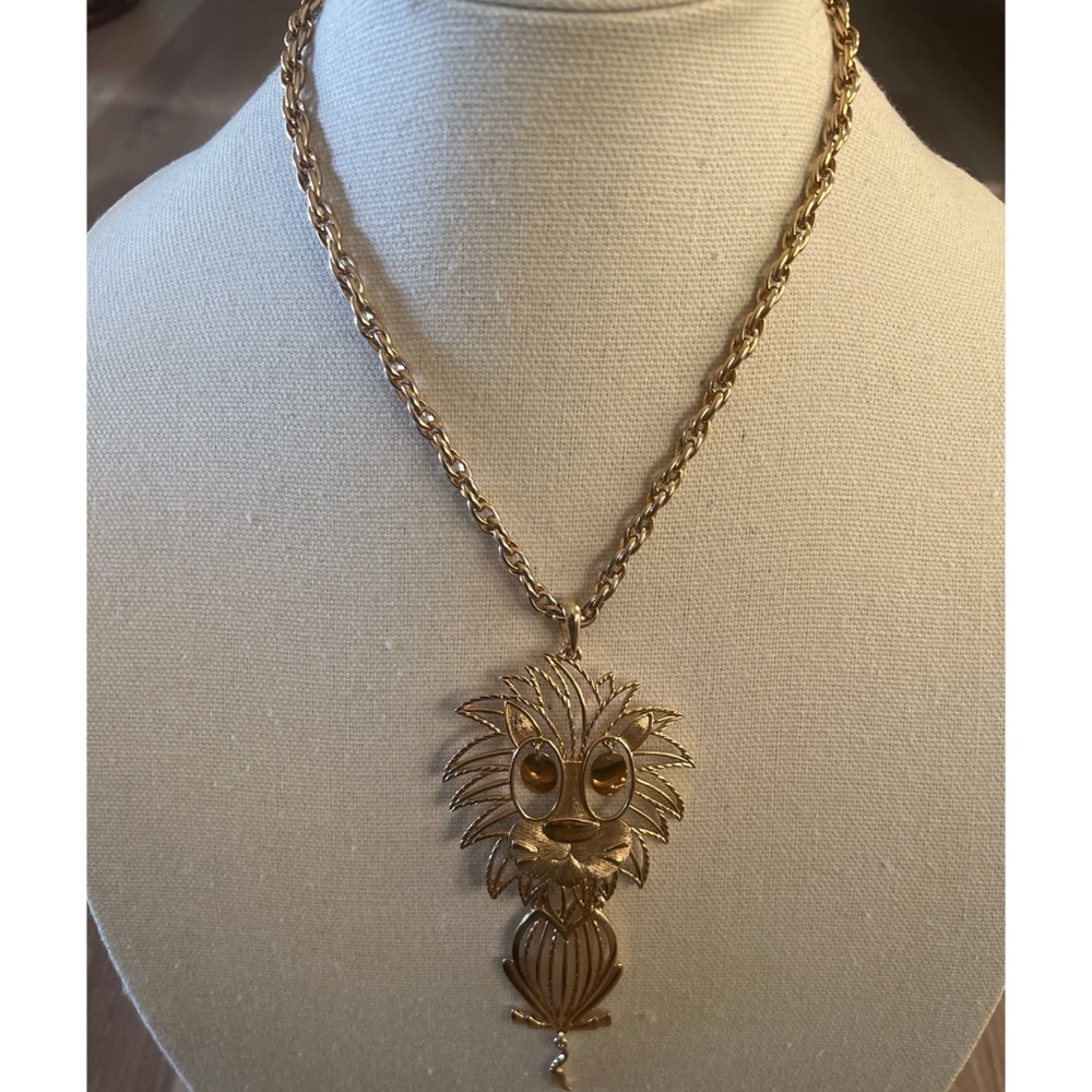 ALAN Lion gold tone vintage necklace.